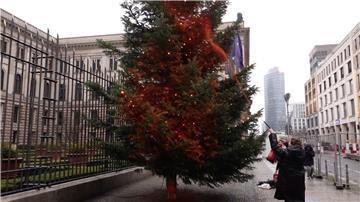 Ein Mitglied der Klimaschutzgruppe „Letzte Generation“ besprüht einen Weihnachtsbaum vor dem Bundesrat mit orangener Farbe.