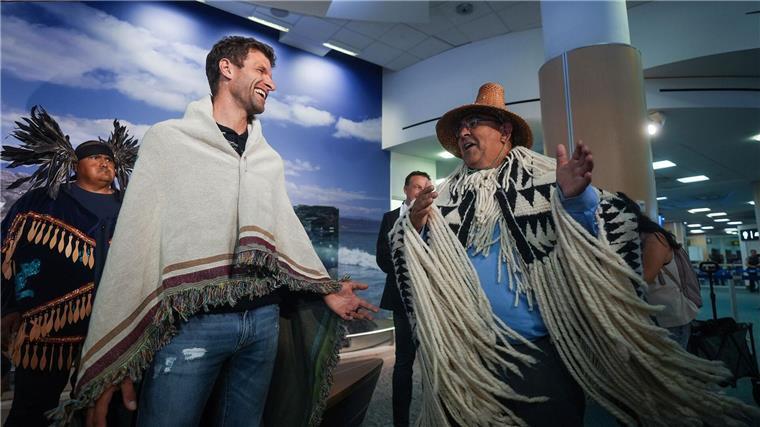 Herzlich willkommen in Kanada! Ein Mitglied der Musqueam überreichte Thomas Müller zur Begrüßung eine Decke. Die Musqueam leben seit sehr langer Zeit in der Gegend der heutigen Stadt Vancouver.