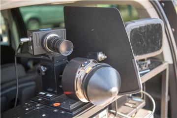 Ein mobiles Blitzgerät ist in den Kofferraum eines Autos eingebaut.  Diese Technik kommt auch im Landkreis Rotenburg zum Einsatz. 
