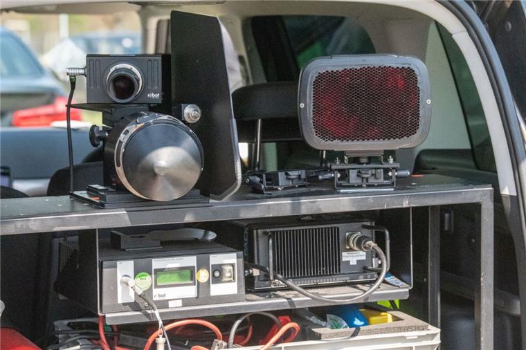 Ein mobiles Blitzgerät ist in den Kofferraum eines Autos eingebaut. Ähnliche Anlagen kommen auch im Kreis Rotenburg zum Einsatz. 