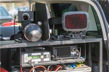 Ein mobiles Blitzgerät ist in den Kofferraum eines Autos eingebaut. Ähnliche Anlagen kommen auch im Kreis Rotenburg zum Einsatz. 