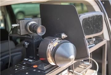 Ein mobiles Blitzgerät ist in den Kofferraum eines Autos eingebaut. Vor solchen Geräten sollten sich Raser auchim Landkreis Rotenburg hüten. 
