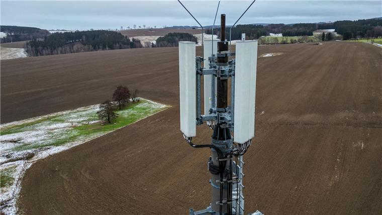Handynetz an Bahnstrecken wird besser - aber noch Lücken Ein Mobilfunkmast auf dem Land. (Luftaufnahme mit Drohne)