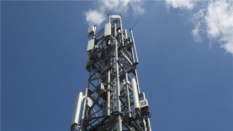 Mobilfunk-Auktion: Behörde prüft langfristigen Verzicht Ein Mobilfunkmast mit Antennen für den Funkstandard 5G (oben) und für LTE/4G (unten).