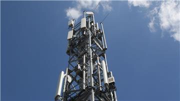 Ein Mobilfunkmast mit Antennen für den Funkstandard 5G (oben) und für LTE/4G (unten).