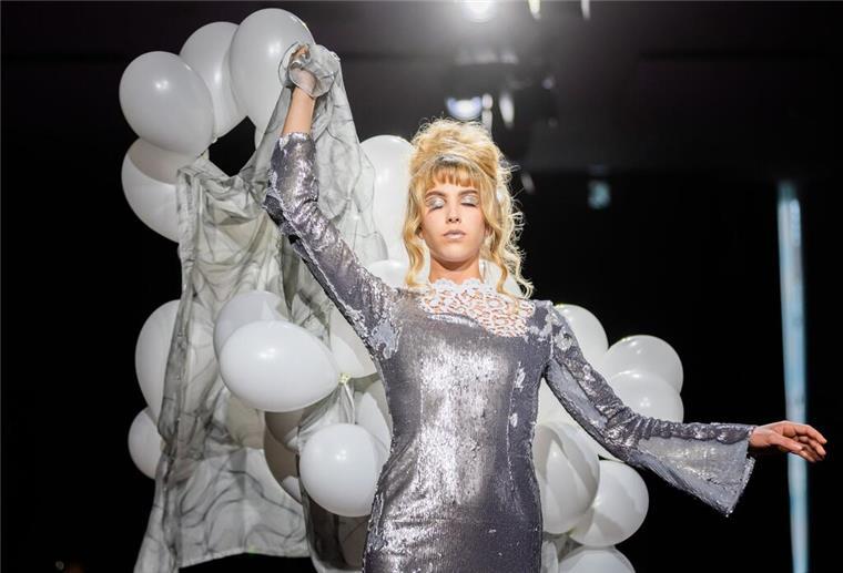 Ein Model schwebt bei der Show des Labels „Glück“ über den Laufsteg.