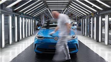 Ein Modell der neuen Generation des ID.3 steht zur Endabnahme im Lichttunnel im Werk von Volkswagen in Zwickau.