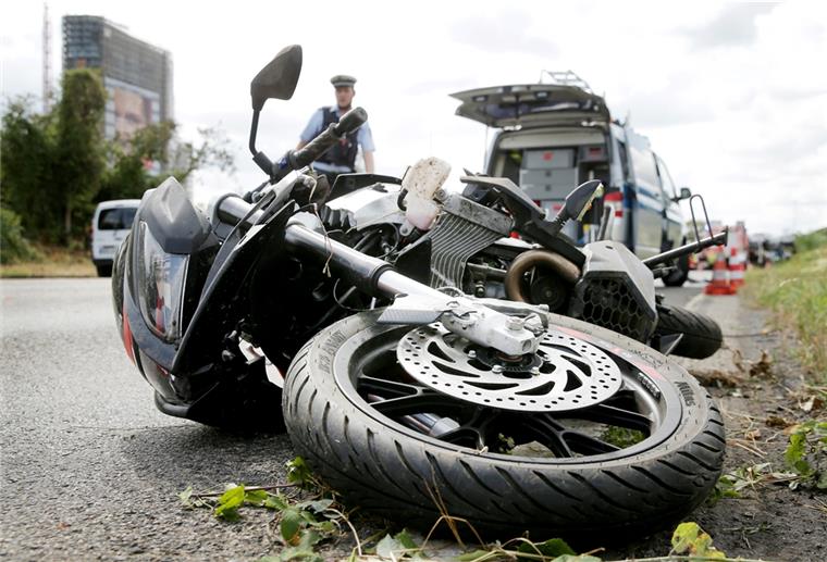 Ein Motorrad liegt nach einem Unfall auf der Straße.