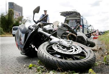 Ein Motorrad liegt nach einem Unfall auf der Straße.
