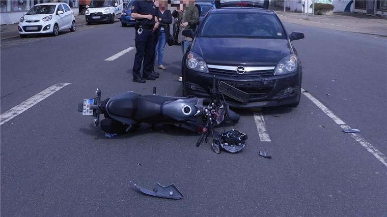 In Lehe falsch abgebogen: Motorradfahrer (17) kollidiert mit Auto und stürzt Ein Motorradfahrer ist auf der Hafenstraße verunglückt.