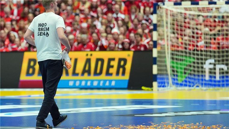 Protest bei Handball-WM: Trainer schubst Störer vom Feld Ein mutmaßlicher Klimaaktivist verstreut Papierschnipsel beim WM-Spiel zwischen Dänemark und Tschechien.