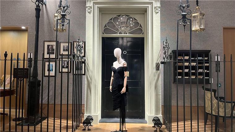 Ein nachgebauter Eingang zum Londoner Regierungssitz in der Downing Street und ein nachgeschneidertes Kleid, das Prinzessin Diana einst trug („Revenge Dress“) werden vor einer Versteigerung im Auktionshaus Bonhams ausgestellt.