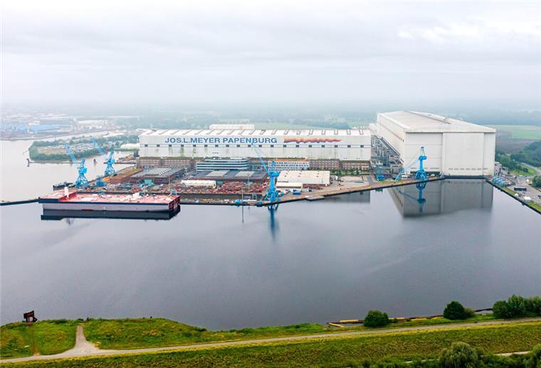 Die Meyer Werft an der Ems.