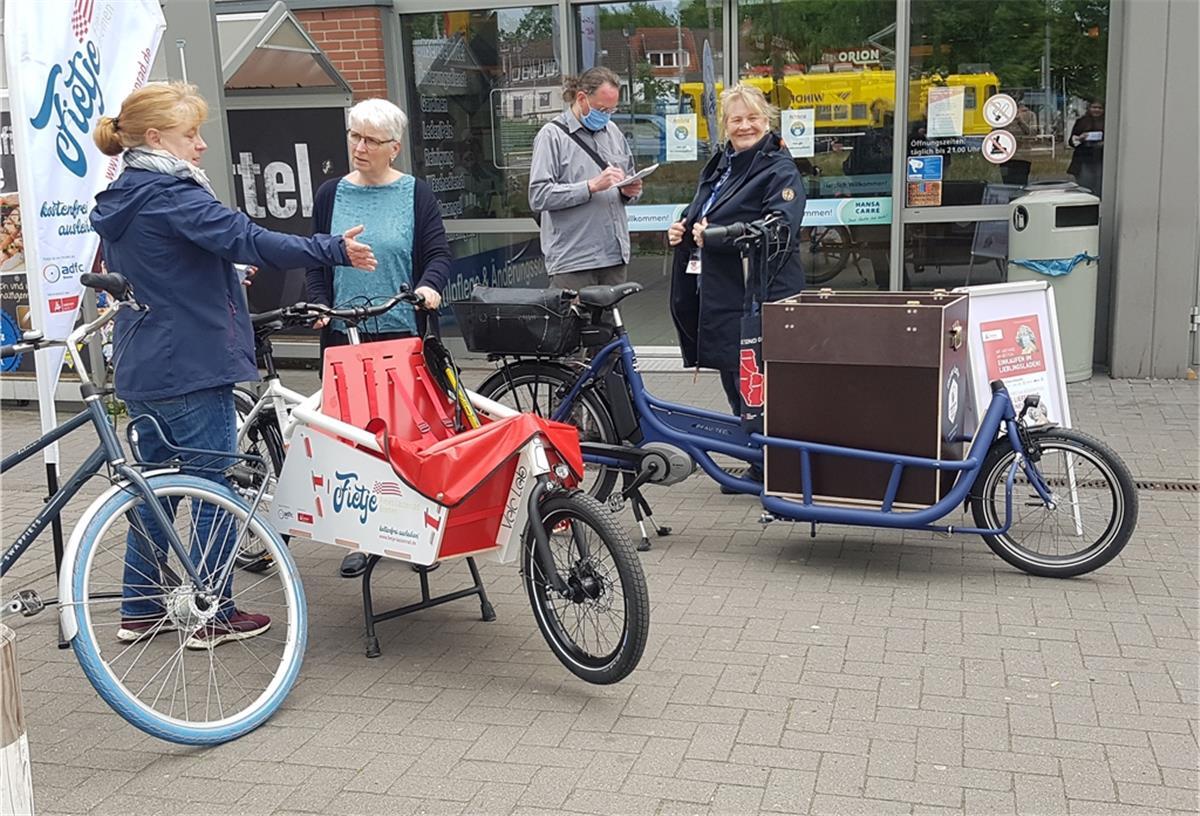 Ein neues Gefährt für die Flotte: Kirsten Klimbert (links) nimmt ein neues Fietje-Lastenrad in die Bremer Flotte der freien Lastenräder auf. Der ADFC Bremerhaven sucht ebenfalls Interessierte zum Thema Lastenrad. Foto: ADFC Bremen