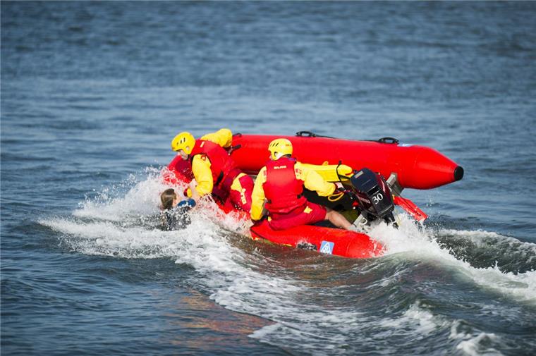 Ein neues Schlauchboot für den Sieverner See wünscht sich die DLRG-Ortsgruppe Langen - und sammelt jetzt Geld über die "Geestland Crowd".
