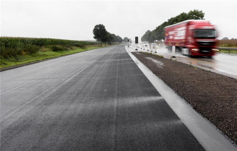 Ein neues Teilstück der Autobahn A20 ist am 25.07.2017 bei Bornhöved in Schleswig-Holstein zu sehen.