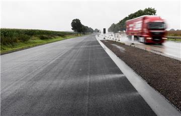 Ein neues Teilstück der Autobahn A20 ist am 25.07.2017 bei Bornhöved in Schleswig-Holstein zu sehen.