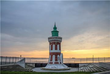 Ein niedlicher Turm, der viel zu erzählen hat, isst das Leuchtfeuer „Kaiserschleuse Ostfeuer”, im Volksmund „Pingelturm” genannt. Schöne Architektur und mit einer außen angebrachten Nebelglocke iausgestattet - ein Unikum.