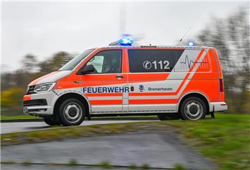Ein Notarzt-Fahrzeug im Einsatz (Symbolbild)