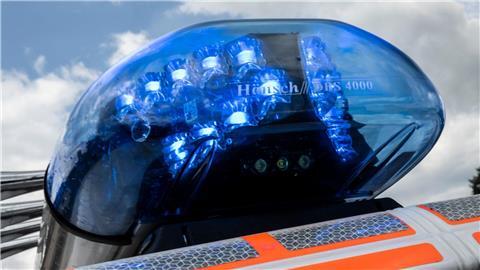 Ein Notarztwagen steht an einem Einsatzort.