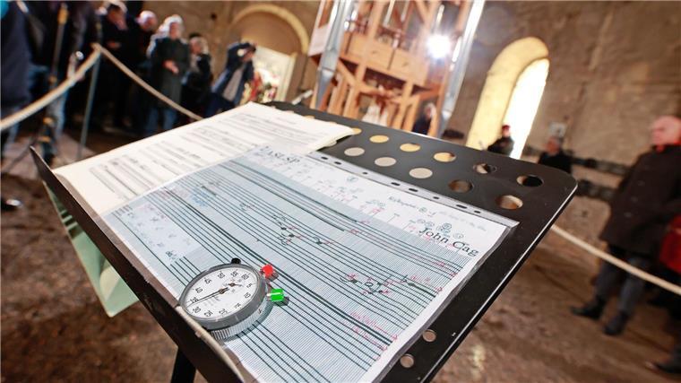 Neue Pfeife erklingt beim Cage-Musikprojekt Ein Notenblatt des Musikstücks „ORGAN2/ASLSP“ von John Cage vor Beginn des Klangwechsels vor der Orgel in der Burchardi-Kirche.