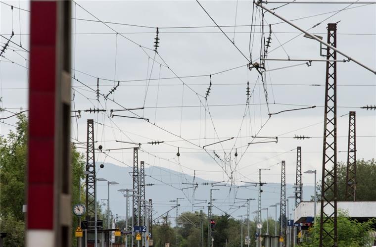 Ein Oberleitungsschaden sorgt für Behinderungen im Bahnverkehr.