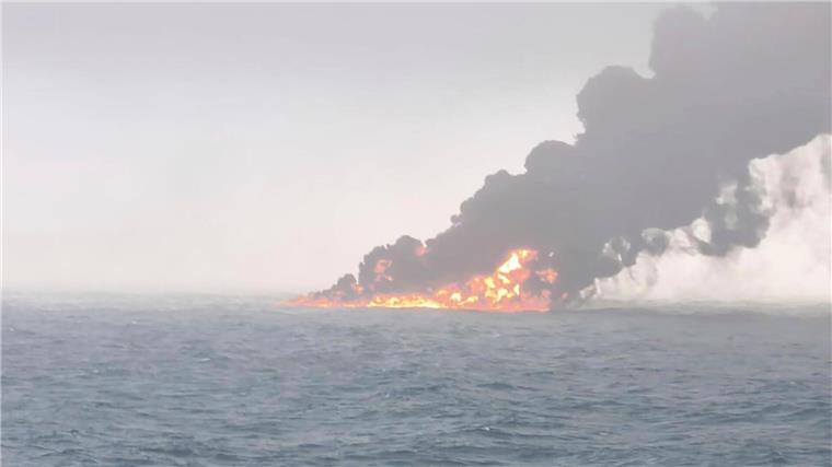 Schiffsunglück in Nordsee – deutsche Unterstützung ist da Ein Öltanker steht in der Nordsee nahe der britischen Küste in Flammen.