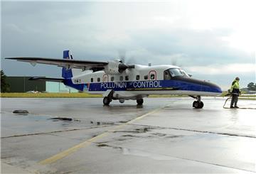 Ein Ölüberwachungsflugzeug vom Typ Dornier Do 228 startet auf dem Marinefliegerhorst MFG 3 in Nordholz (Kreis Cuxhaven) zu einem Kontrollflug über die Nordsee.