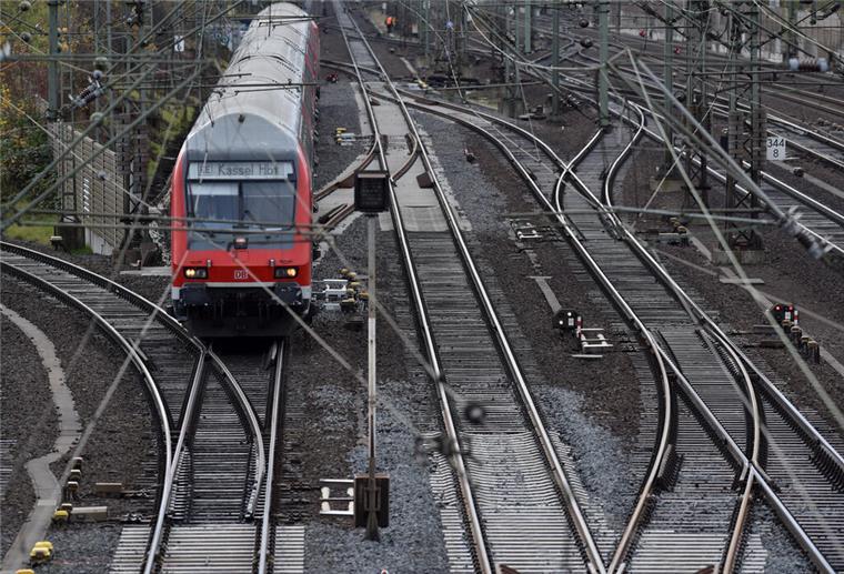Mann (30) liegt onanierend auf Bahngleis und legt den Zugverkehr lahm Ein onanierender Mann legte den Bahnverkehr bei Kassel lahm.
