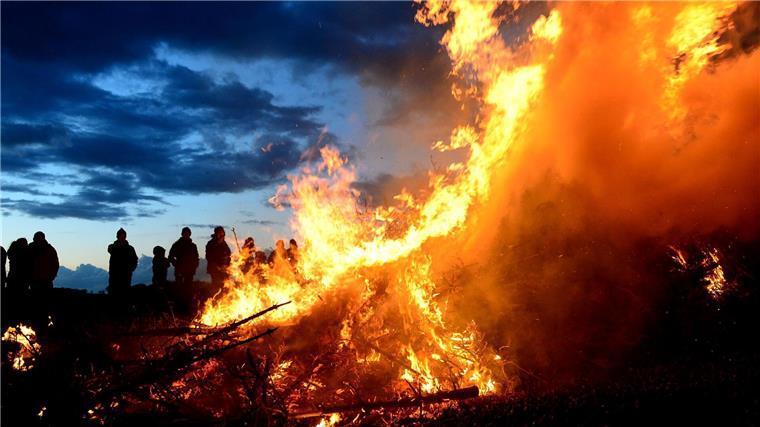 Schlägereien beim Osterfeuern - mehrere Verletzte Ein Osterfeuer im Landkreis Celle endete mit Verletzten.