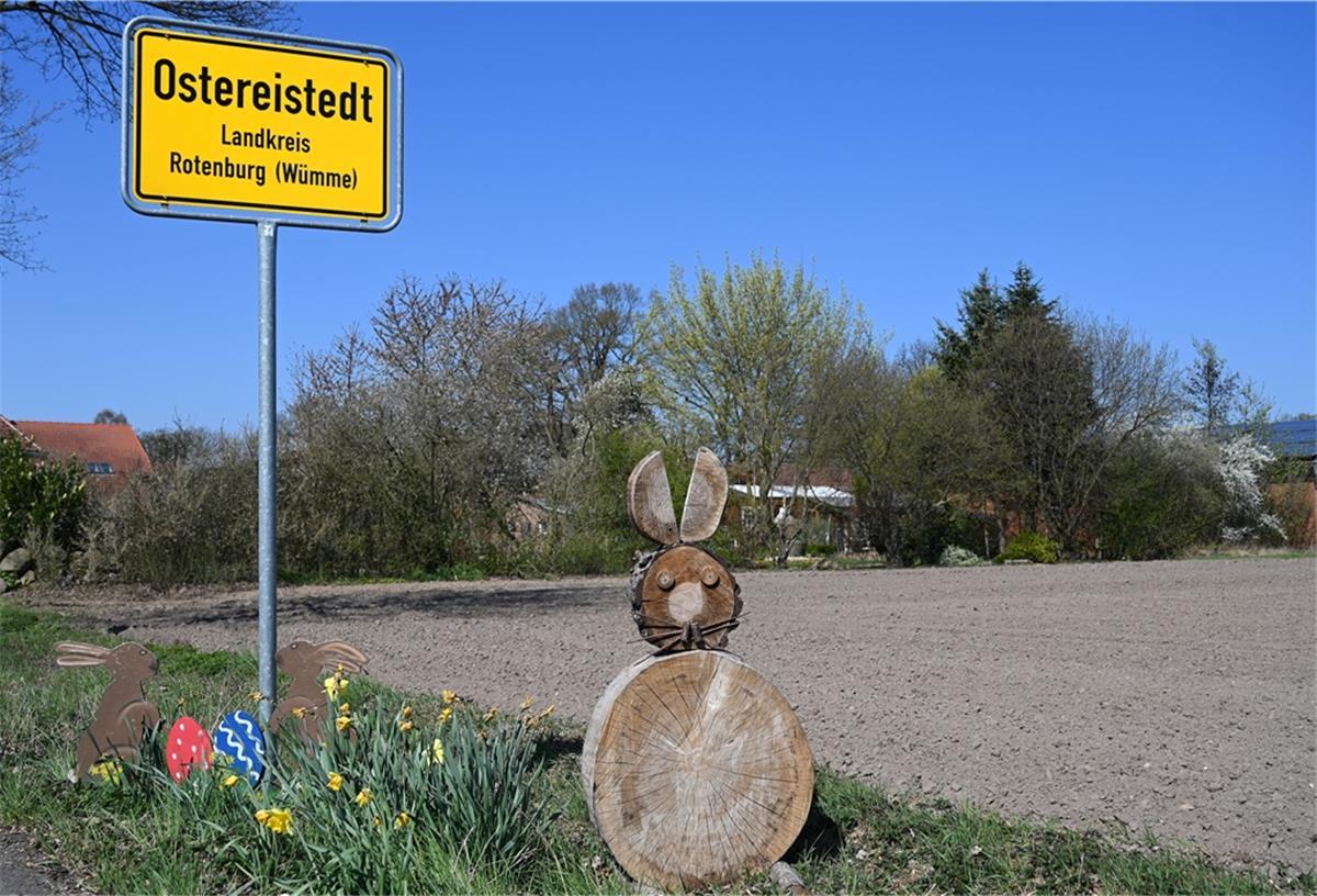 Ein Ostergruß steht am Ortseingang von Ostereistedt. Hier schicken Kinder aus der ganzen Welt zu Ostern an Hanni Hase Briefe, die dann im Postamt in Zeven beantwortet werden.