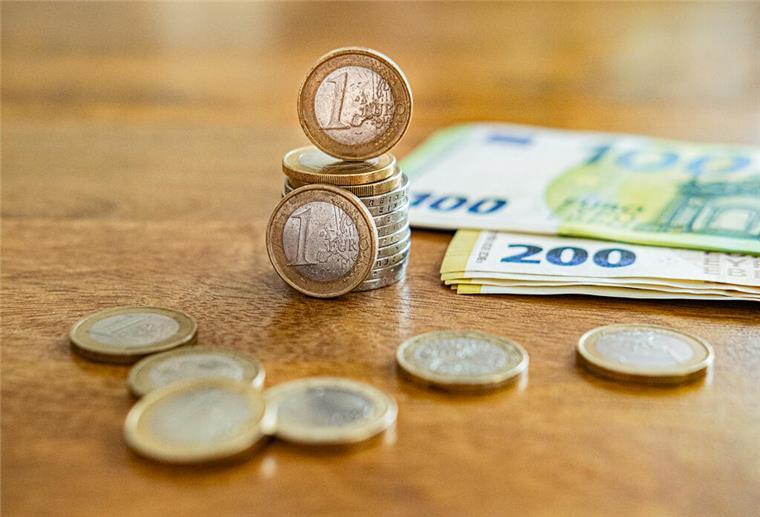 Geldscheine und Münzen auf einem Tisch. Ein paar Wochen arbeiten, viel mitnehmen: Bei Ferienjobs bleibt der Verdienst oft brutto wie netto – wenn Dauer und Fristen stimmen.