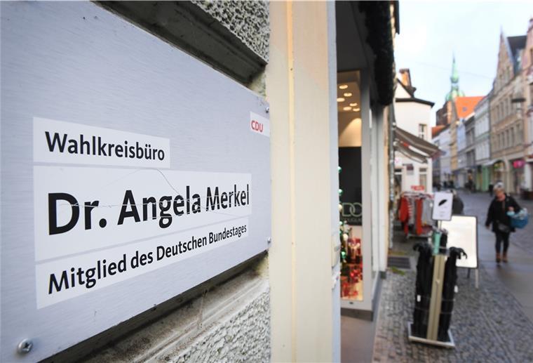 Bombenalarm in Merkels Wahlkreisbüro Ein Paket mit verdächtigem Inhalt ist am Donnerstag am Stralsunder Wahlkreisbüro von Bundeskanzlerin Angela Merkel befestigt worden. Nachdem Spezialisten das Paket durchsucht hatten, gab die Polizei Entwarnung.