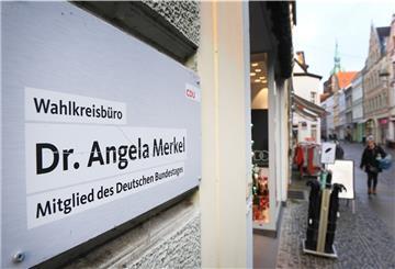 Ein Paket mit verdächtigem Inhalt ist am Donnerstag am Stralsunder Wahlkreisbüro von Bundeskanzlerin Angela Merkel befestigt worden. Nachdem Spezialisten das Paket durchsucht hatten, gab die Polizei Entwarnung.