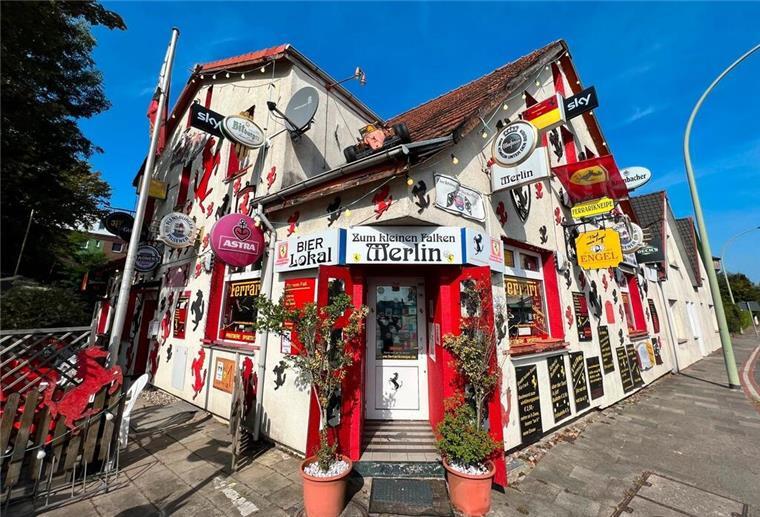 Ein Paradies für alle Fans der Scuderia Ferrari: Die Kult-Kneipe „Zum kleinen Falken Merlin“ - besser bekannt als Ferrari-Kneipe - in Bremerhaven-Lehe.