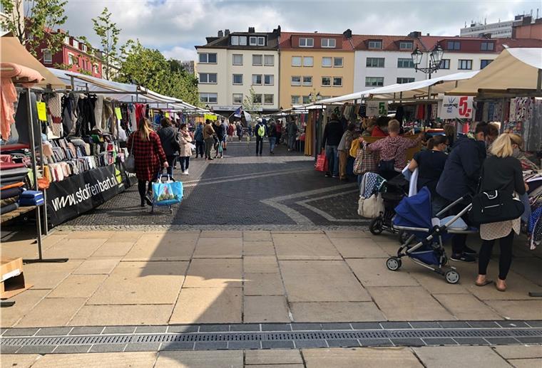 Der Stoffmarkt kommt nach Bremerhaven: DIY ohne Eingangsregelung Stände auf dem Stoffmarkt Stoffencircus in Bremerhaven.