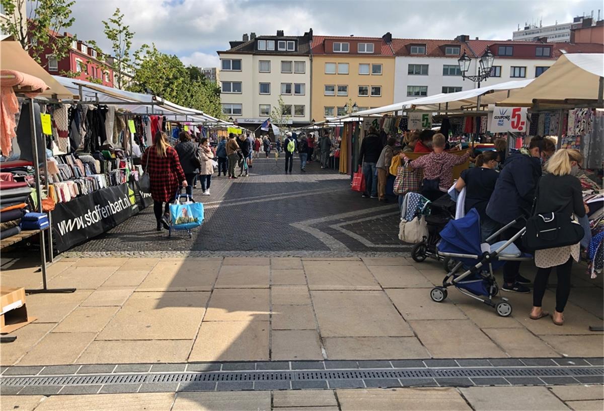 Stände auf dem Stoffmarkt Stoffencircus in Bremerhaven.