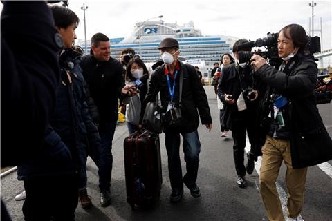 Ein Passagier wird von Journalisten empfangen, nachdem er das Kreuzfahrtschiff „Diamond Princess“ verlassen hat.