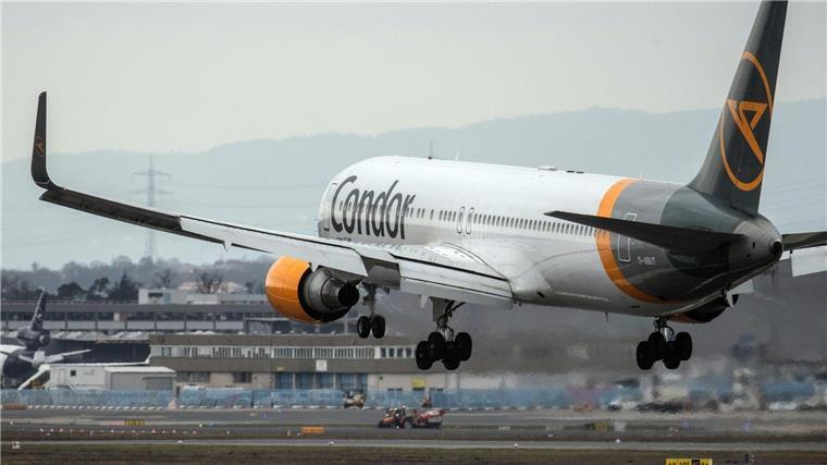 Top-Note der Pilotengewerkschaft für den Flughafen Bremen Ein Passagierflugzeug des Ferienfliegers Condor landet auf dem Flughafen.