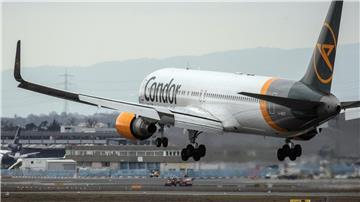 Ein Passagierflugzeug des Ferienfliegers Condor landet auf dem Flughafen.