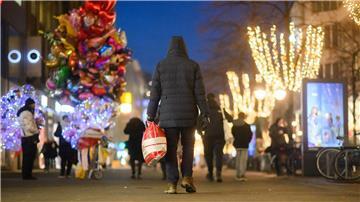 Ein Passant läuft mit einer Einkaufstasch durch die Innenstadt.