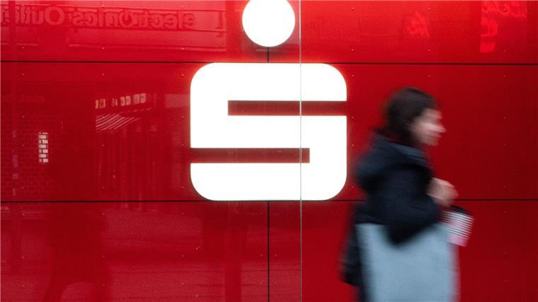 Ein Passantin läuft an einer Sparkasse in Hannover vorbei.