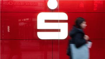 Ein Passantin läuft an einer Sparkasse in Hannover vorbei.
