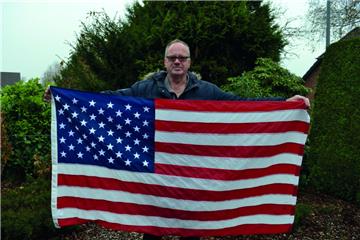 Ein Patriot: Peter Sock hat die Flagge aus den USA mitgebracht und im elterlichen Garten in Sellstedt gehisst.