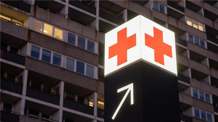 Ein Pfeil weist den Weg zur Notaufnahme eines Krankenhauses.