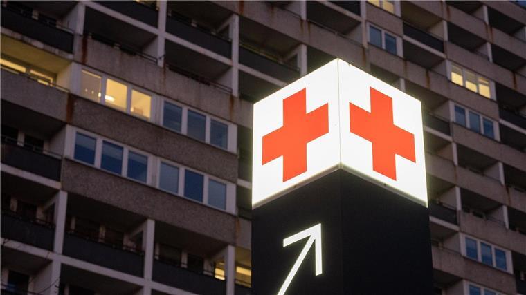 Zahl der Ansteckungen nach Norovirus-Ausbruch gestiegen Ein Pfeil weist den Weg zur Notaufnahme eines Krankenhauses.