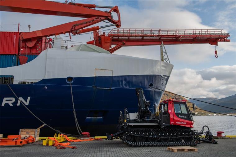 Die "Polarstern" ist zur MOSAiC-Expedition aufgebrochen Ein Pisten-Bully steht neben der "Polarstern". Am Freitagabend ist das Forschungsschiff zur MOSAiC-Expedition aufgebrochen.