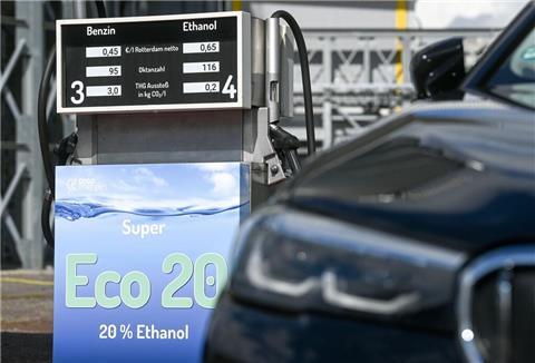 Ein Pkw parkt vor einer E20-Tankstelle im Werk der Südzucker-Tochter CropEnergies in Zeitz.