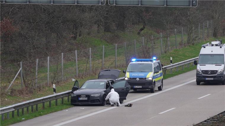 Automaten gesprengt: Verfolgungsjagd, Sprengstoff in Wagen Ein PKW und ein Fahrzeug der Polizei stehen auf dem Standstreifen der Autobahn 1.