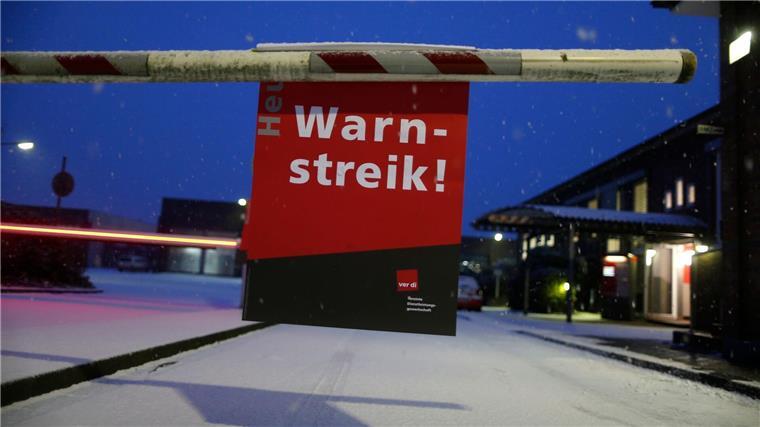 Am Freitag drohen Streiks im Nahverkehr Ein Plakat mit der Aufschrift „Warnstreik“ hängt an einer Schranke.